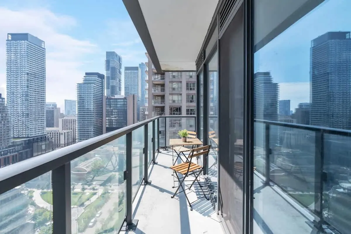 Apartment 1 Bedroom With Balcony On Bay St Toronto