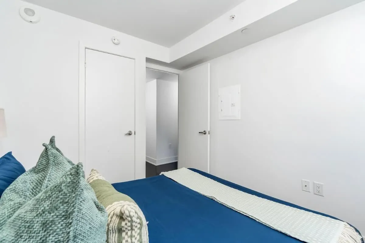 Apartment 1 Bedroom With Balcony On Bay St Toronto Canada
