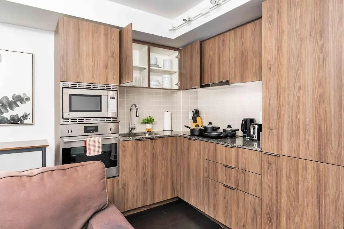 1 Bedroom With Balcony On Bay St Toronto 0*,