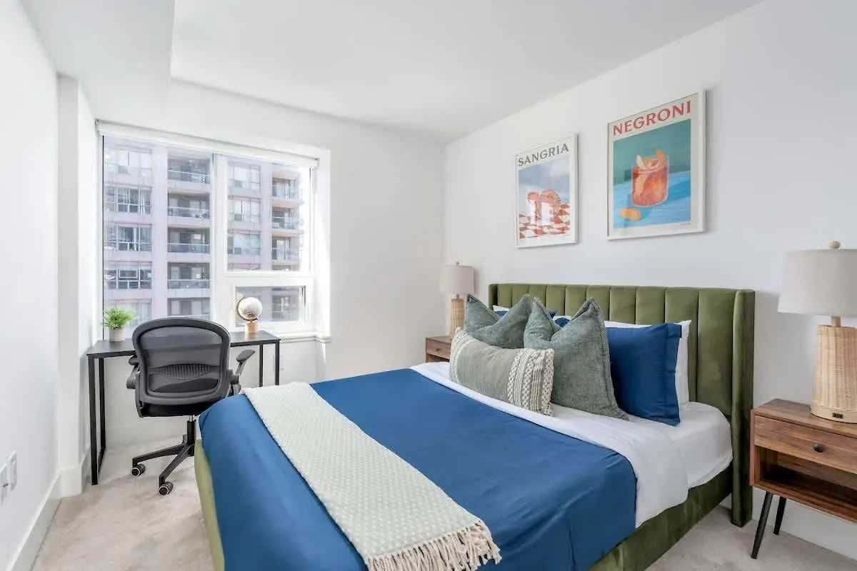 1 Bedroom With Balcony On Bay St Toronto